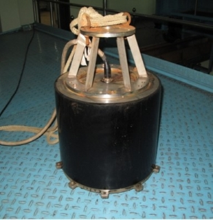 Traductor acustic subacvatic cu transmisie &icirc;n bandă largă de 10 kHz